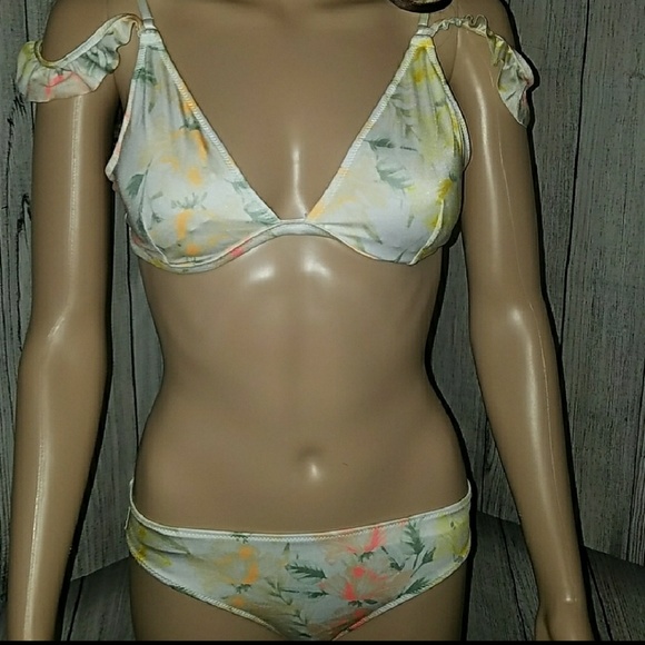 Victoria's Secret FLUTTER bottom - Picture 4 of 4